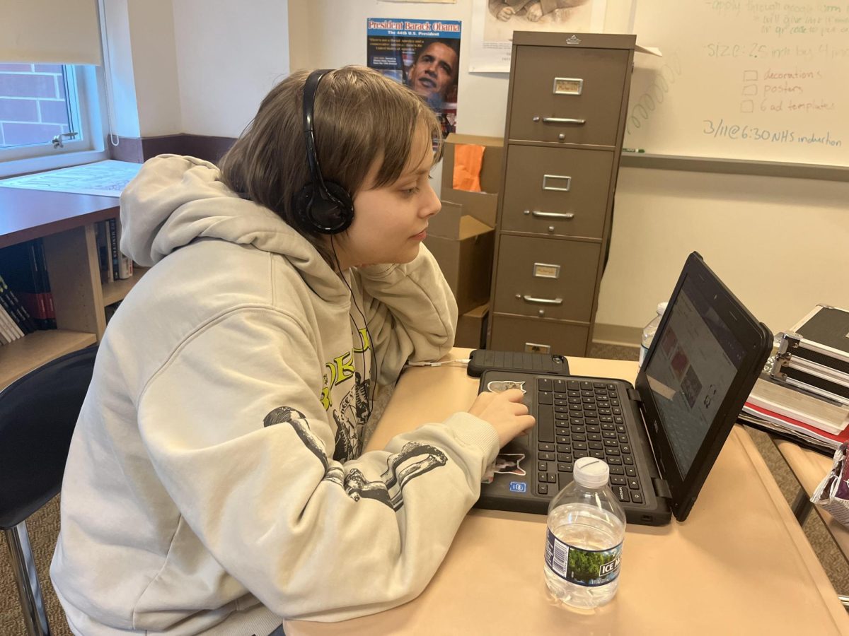 Sophomore Shiann Isenhour listens to music in class.