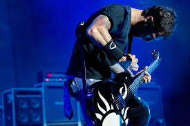 Sully Erma plays guitar at the Uproar Festival. Attribution-NonCommercial-ShareAlike 2.0 Generic